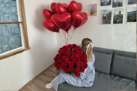 Букет 51 красная голландская роза 50 см и 10 шаров сердце