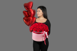 Композиция в коробке из красных роз и 5 шаров сердце