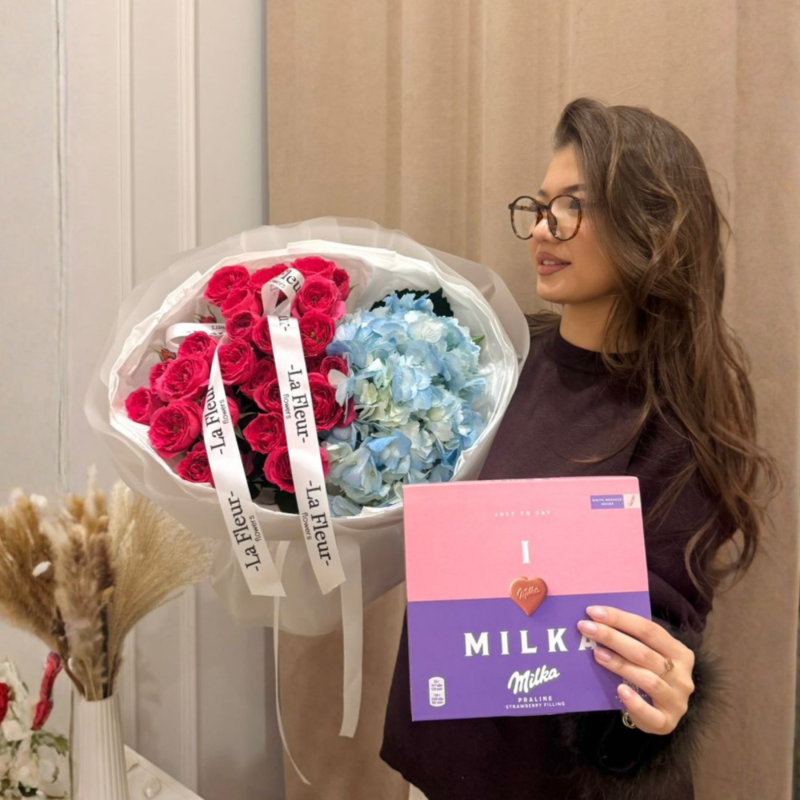 Сладкий комплимент» — кустовые розы, гортензия и Milka, стандартный