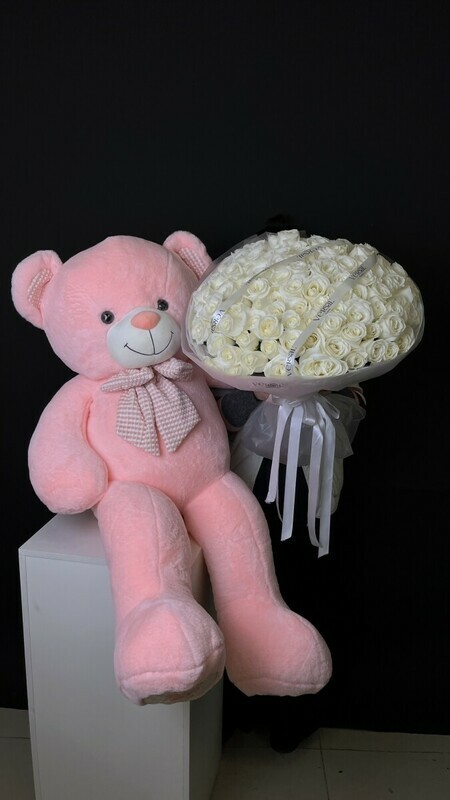 Buket 101 belaya gollandskaya roza s plyushevim mishkoj, premium