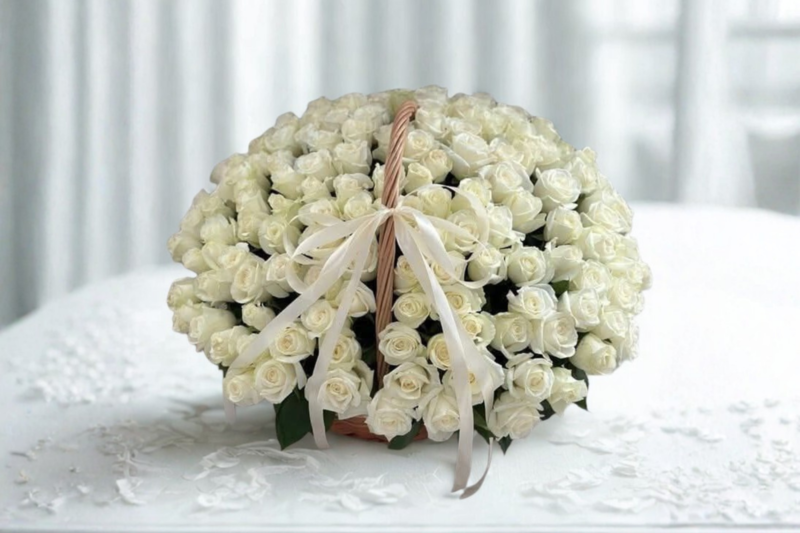 Корзина 101 белоснежная роза подарок девушке, премиум