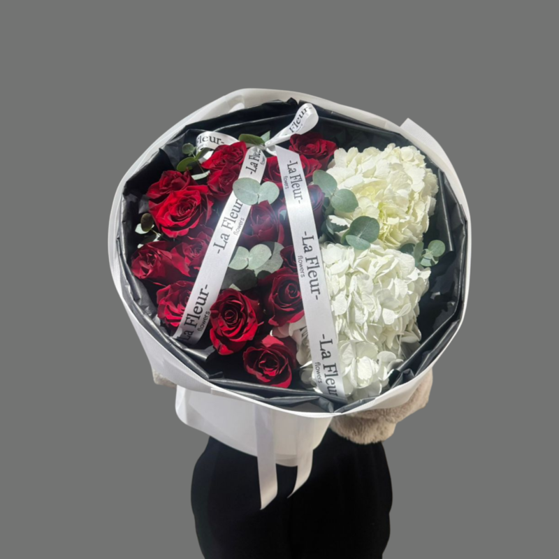 Классика страсти— 15 красных роз, белая гортензия и эвкалипт, стандартный