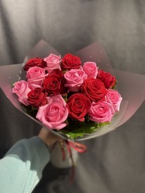Микс красной и розовой розы 15 шт
