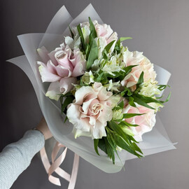 Французские розы с альстромериями