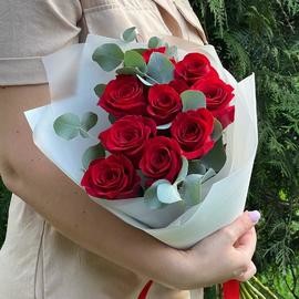 Букет из 9  бордовых роз с эвкалиптом