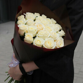 25 белых роз