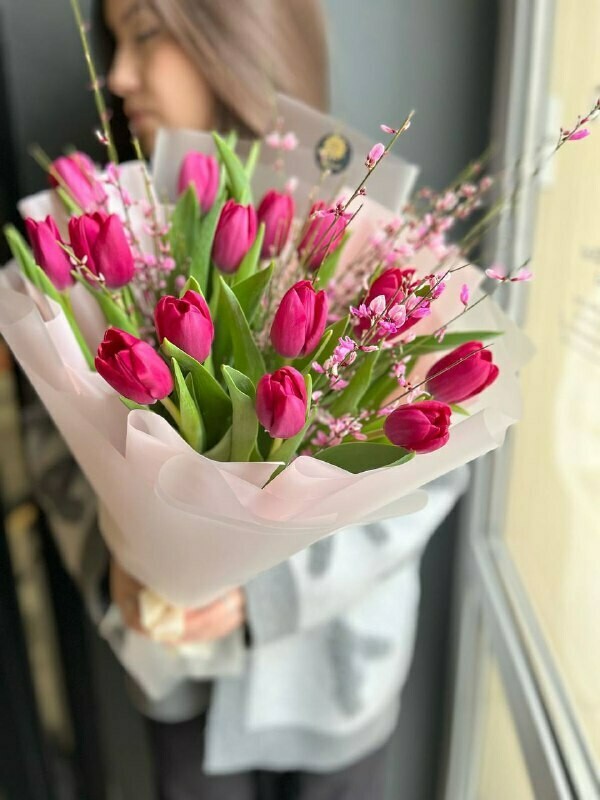 15 тюльпанов с генистой, стандартный