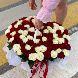 101 roza miks v korzine