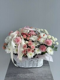 Korzina s kustovoj rozoj i hrizantemoj