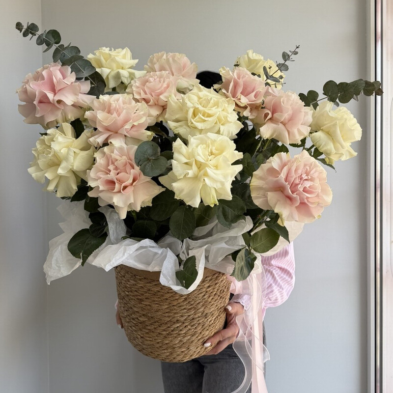 SHikarnaya korzina s frantcuzskimi rozami i evkaliptom, standart