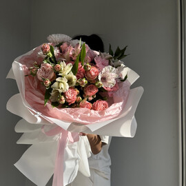 Avtorskij buket s kustovoj rozoj i hrizantemoj