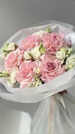 Букет с французской розой и лизиантусом