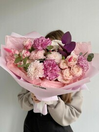 Avtorskij buket s kustovoj rozoj i hrizantemoj