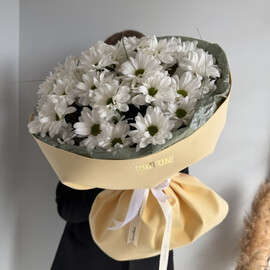 Buket iz kustovoj romashki dlya lyubimoj