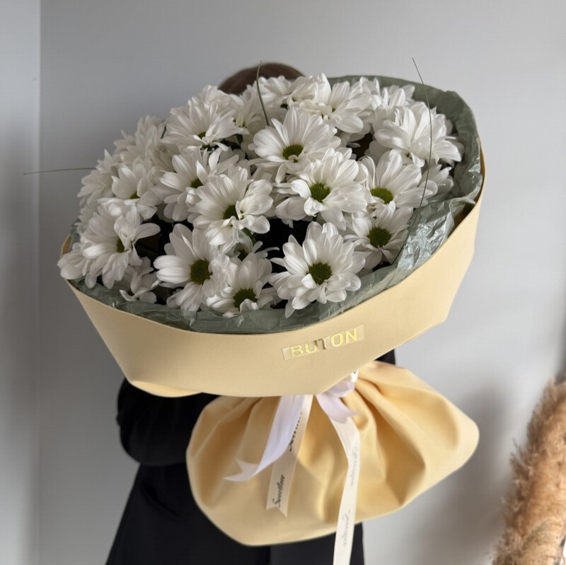 Buket iz kustovoj romashki dlya lyubimoj, standart