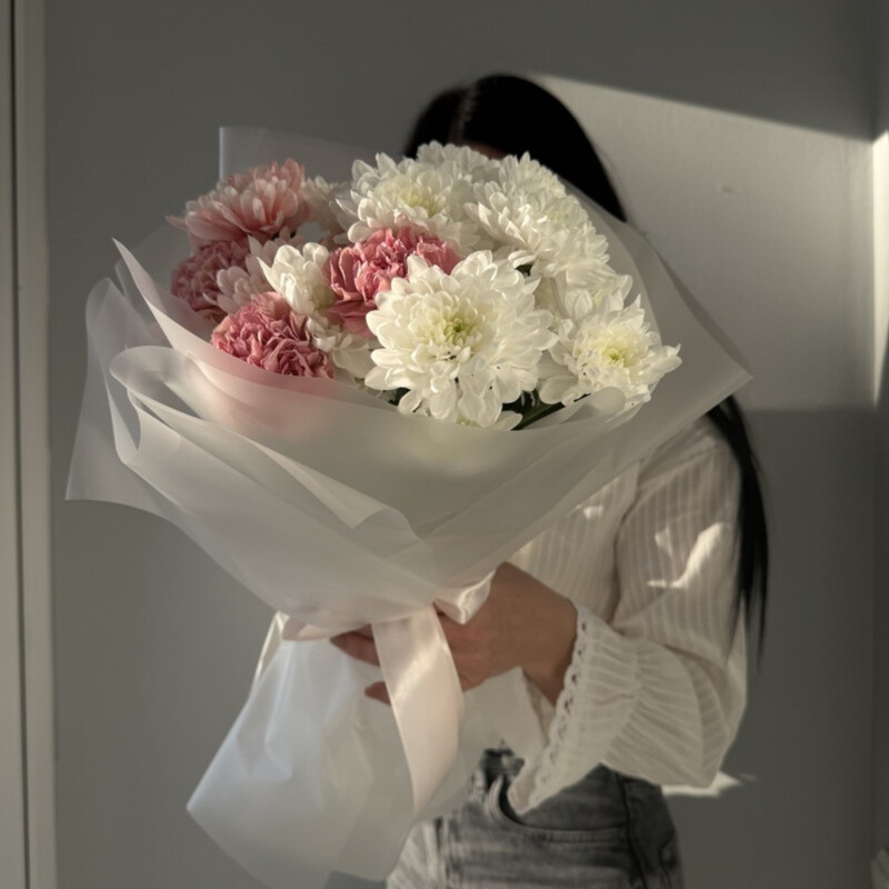 Стойкий букет из хризантемы и диантусов, стандартный