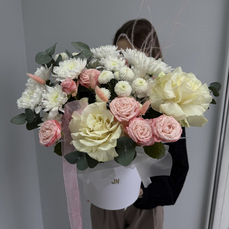 Композиция с французской и кустовой розой, стандартный