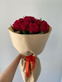 Букет из 13 роз в крафте