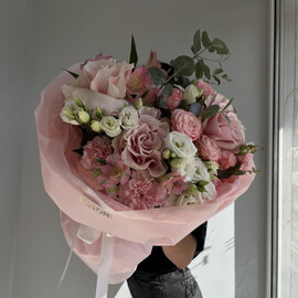 Avtorskij buket s frantcuzskoj rozoj