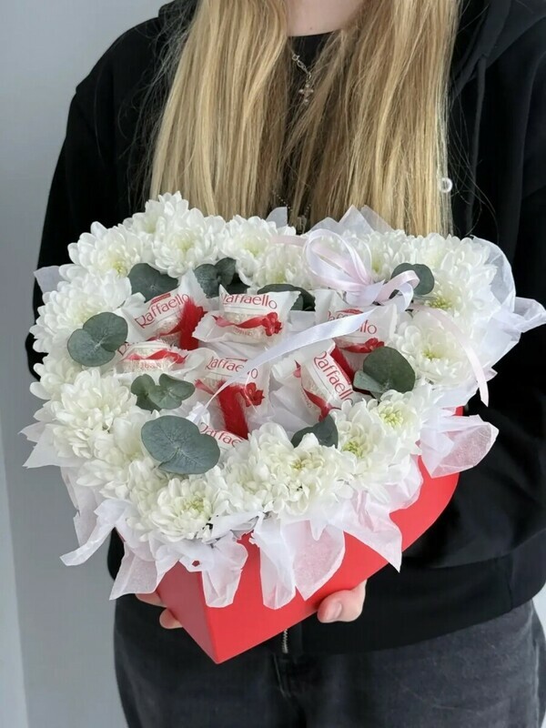 Serdtce iz hrizantemi s konfetami Raffaello, standart