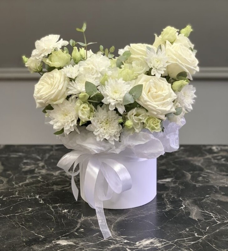 Шляпная коробка с белыми розами и эустомой, стандартный