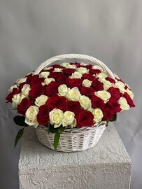 101 роза в корзине