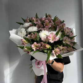 Avtorskij buket s al_stromeriej i hrizantemoj