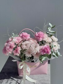 Kompozitciya v sumochke iz hrizantemi i evkalipta