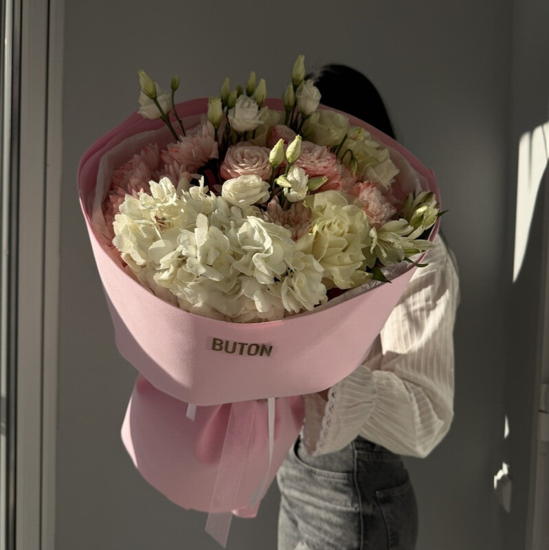 Авторский букет с гортензией , стандартный