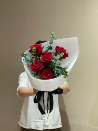 Букет роз с эвкалиптом 