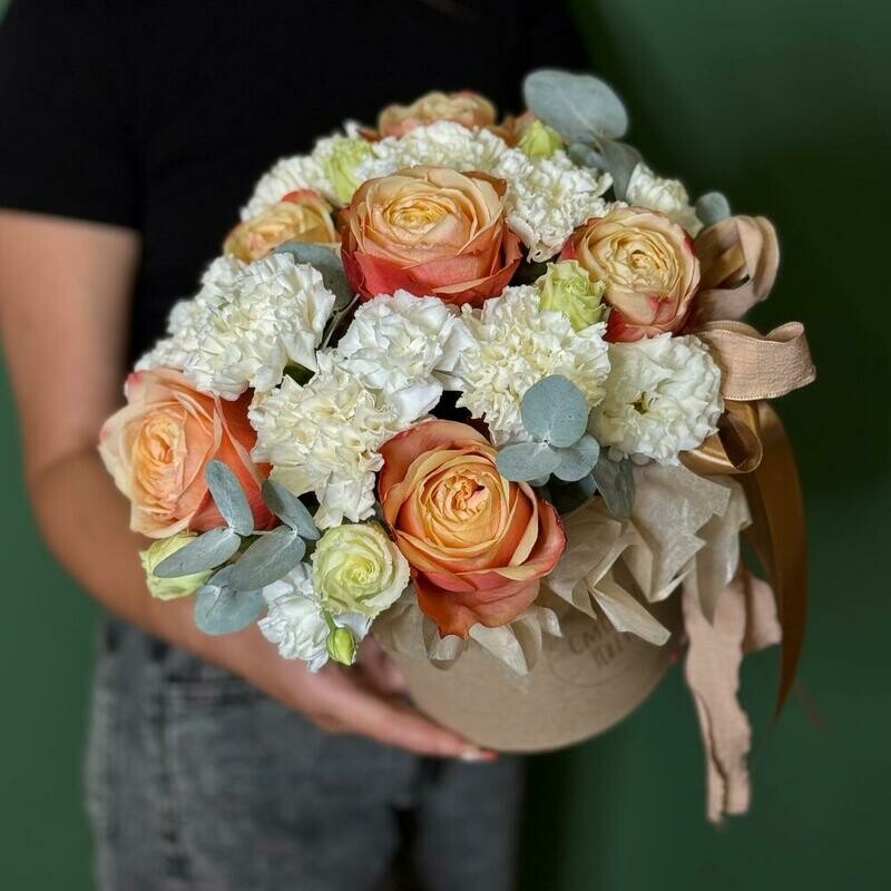 Kraftovaya korobka s rozami Kahala ,belimi diantusami ,eustomoj i evkaliptom, standart