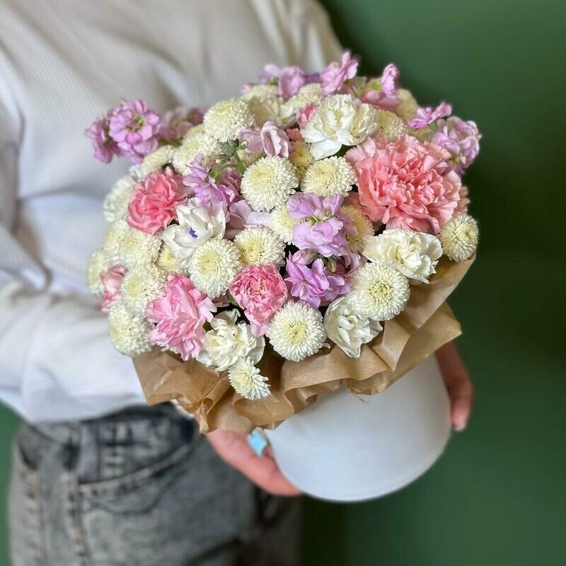 Korobochka kompliment s hrizantemoj n_yuton ,kustovoj mattioloj i gvozdikami, standart