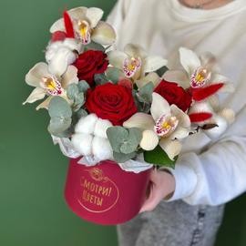 Винная коробочка с белым цимбидиумом ,красными розами ,хлопком и эвкалиптом 