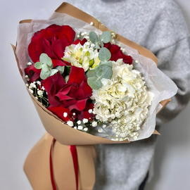 Букет с белой гортензией и красными розами Софи Лорен 
