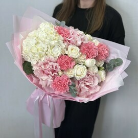 Белая гортензия ,французские розовые розы ,диантусы и кустовые белые розы с эвкалиптом в упаковке