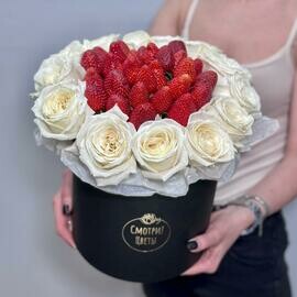 Korobka s belimi rozami i klubnikoj