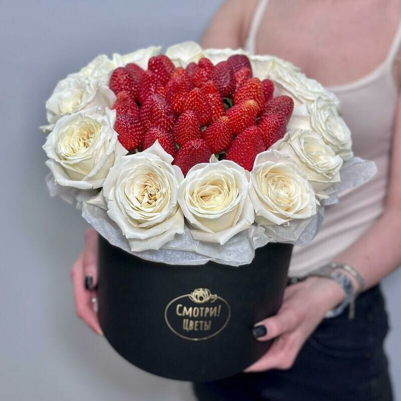 Korobka s belimi rozami i klubnikoj, standart