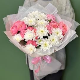 Buket s pushistoj hrizantemoj ,kustovimi rozami i kustovimi gvozdikami