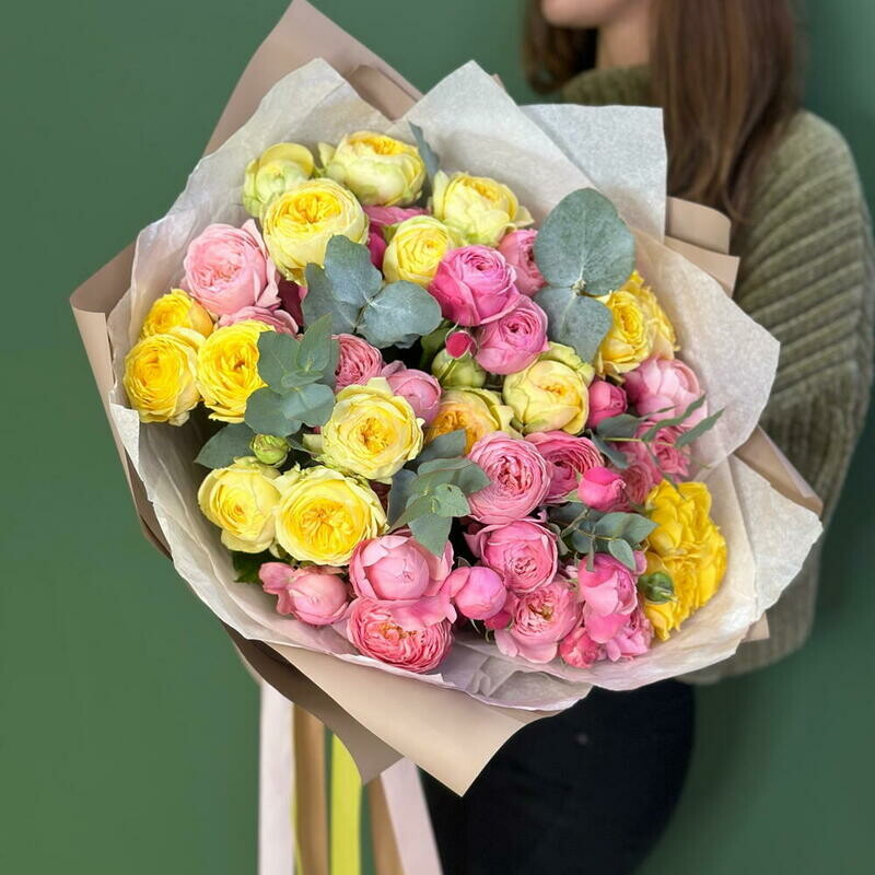 Pionovidnie kustovie rozi s evkaliptom, standart