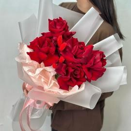 Krasnie frantcuzskie rozi v upakovke 5 shtuk