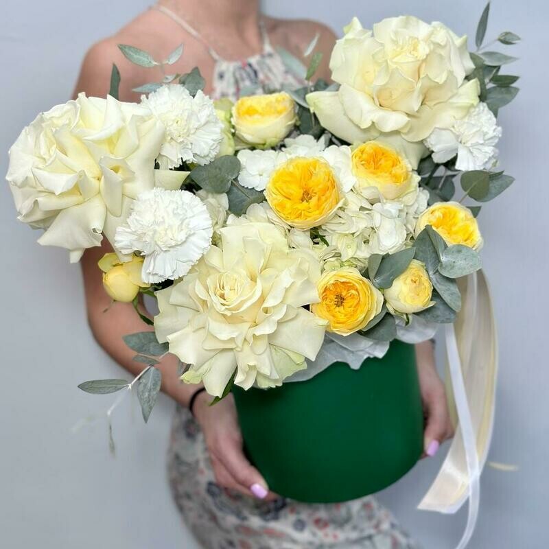 Korobka s gortenziej ,pionovidnimi kustovimi rozami i frantcuzskimi rozami, standart