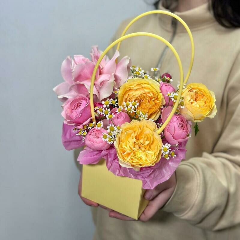 Sumochka s kustovimi rozami ,frantcuzskoj rozoj i romashkami, standart