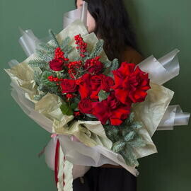 Новогодний букет с нобилисом, красными розами и илексом