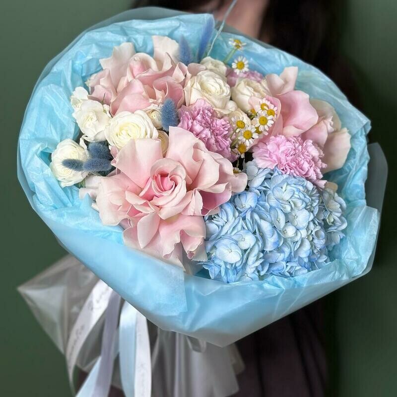 Buket s goluboj gortenziej ,frantcuzskimi rozami ,kustovimi rozami i romashkami, standart