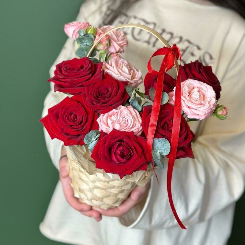 Корзинка с красными и розовыми розами с эвкалиптом, стандартный