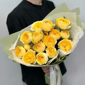 Buket iz zheltih pionovidnih roz