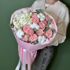 Букет бочонок с пионовидными кустовыми розами ,белой гортензией ,хлопком и эвкалиптом 