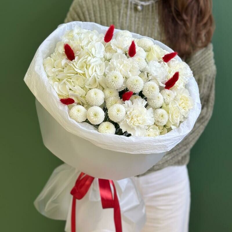 Белоснежный букет с гортензией, диантусами, белыми розами и сухоцветами, стандартный