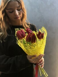 Buket krasnih tyul_panov v zheltom oformlenii. 5 sht.