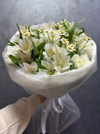 Букет из альстромерий, ромашки и диантусов